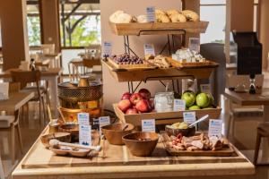 ペフコホリにあるAlia Palace Hotel - Adults Only 16+のテーブル上の異種食品表示