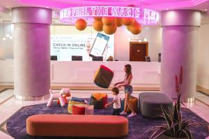 eine Frau und zwei Kinder in einem Zimmer mit Möbeln in der Unterkunft Hotel Magic Games 4 in Oropesa del Mar