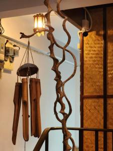 einen Kronleuchter, der an einer Wand in einem Raum hängt in der Unterkunft Yamawa Guest House ยามาวาเกสเฮ้า in Trang