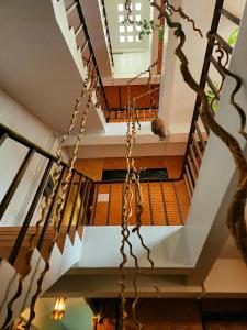 eine Treppe in einem Haus mit einer Kette in der Unterkunft Yamawa Guest House ยามาวาเกสเฮ้า in Trang