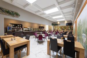 Reštaurácia alebo iné gastronomické zariadenie v ubytovaní Hotel Salona Palace