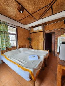 ein Schlafzimmer mit einem großen Bett in einem Zimmer in der Unterkunft Yamawa Guest House ยามาวาเกสเฮ้า in Trang