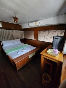 ein kleines Schlafzimmer mit einem Bett und einem Schreibtisch in der Unterkunft Yamawa Guest House ยามาวาเกสเฮ้า in Trang + 56 Fotos