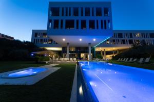 Bazén v ubytování Hotel Salona Palace nebo v jeho okolí