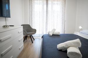 Letto o letti in una camera di FRONTEMARE Suites