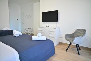 Letto o letti in una camera di FRONTEMARE Suites