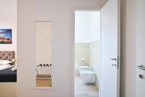 un bagno bianco con un water e un lavandino di FRONTEMARE Suites a Bacoli