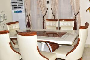 Χώρος καθιστικού στο Impeccable 4-Bed House in Lagos Nigeria