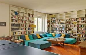 A seating area at Stanza nr 4 in appartamento incantevole in zona Solari