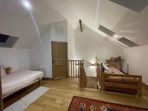 una camera con due letti e una porta in una stanza di La petite Maison en Normandie a Muids