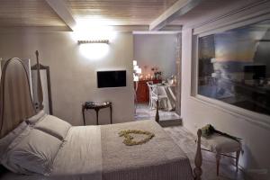 1 dormitorio con 1 cama y TV en una habitación en Villa Pocci, en Castel Gandolfo