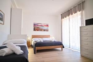 Letto o letti in una camera di FRONTEMARE Suites