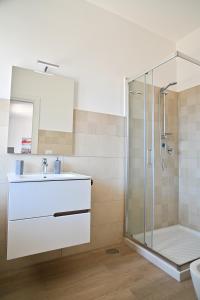 Koupelna v ubytování FRONTEMARE Suites + 29 fotografií