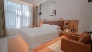 Patio Spring Holiday Inn -- Free round trip pick-up service --Panoramic view of Tianmen Mount客房内的一张或多张床位