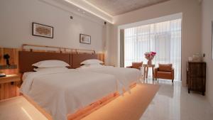 Patio Spring Holiday Inn -- Free round trip pick-up service --Panoramic view of Tianmen Mount客房内的一张或多张床位