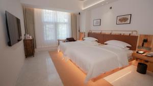 Patio Spring Holiday Inn -- Free round trip pick-up service --Panoramic view of Tianmen Mount客房内的一张或多张床位