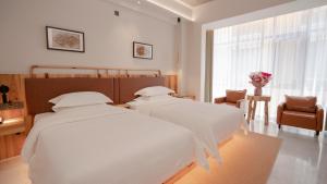 Patio Spring Holiday Inn -- Free round trip pick-up service --Panoramic view of Tianmen Mount客房内的一张或多张床位