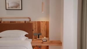 Patio Spring Holiday Inn -- Free round trip pick-up service --Panoramic view of Tianmen Mount客房内的一张或多张床位