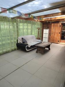 Photo de la galerie de l'établissement Chalet en bois dans la forêt, à Riez