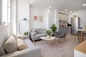 una sala de estar con un sofá y una mesa en SingularStays Santa Clara II, en Valencia