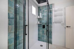 y baño con ducha de azulejos azules. en SingularStays Santa Clara II, en Valencia 25 fotos más