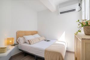 Un dormitorio blanco con una cama y una ventana. en SingularStays Santa Clara II, en Valencia