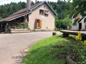 Κήπος έξω από το A l'orée de soi - Maison forestière de la Soie - Eco gîte, chambres d'hôtes, camping au pied des Vosges