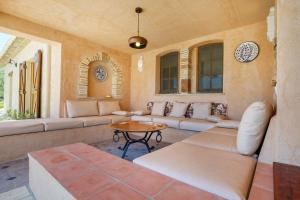 un soggiorno con un divano e un tavolo di Propriété Fontaine Margo a Seillans Altre 37 foto