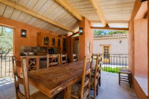 una sala da pranzo con tavolo e sedie in legno di Propriété Fontaine Margo a Seillans
