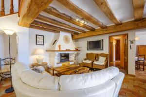 un soggiorno con un divano bianco e un camino di Propriété Fontaine Margo a Seillans