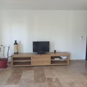 TV a/nebo společenská místnost v ubytování Bastide 3 chambres 6personnes avec piscine sur Aix en Provence