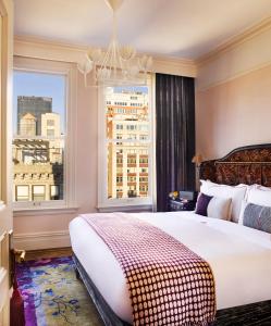 纽约The Hotel Chelsea的带一张大床和一扇窗户的卧室 更多37张照片