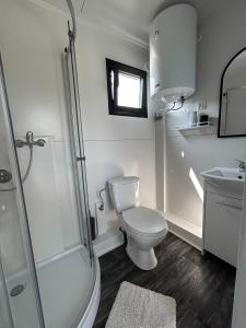 Koupelna v ubytování TINY HOUSE mezi sklepy + 21 fotografií