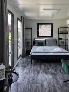 Postel nebo postele na pokoji v ubytování TINY HOUSE mezi sklepy