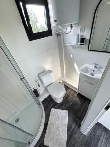 Koupelna v ubytování TINY HOUSE mezi sklepy