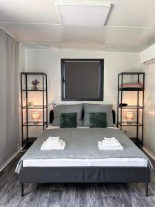 Postel nebo postele na pokoji v ubytování TINY HOUSE mezi sklepy