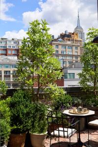 纽约The Hotel Chelsea的桌椅,树木和建筑