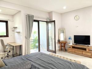 TV a/nebo společenská místnost v ubytování Jola Studio Apartment Sanur Bali Unit 1 Near Sanur Beach by Damaresa + 22 fotografií