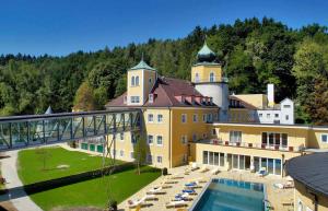 Bazén v ubytování OptimaMed Gesundheitsresort Bad Wimsbach nebo v jeho okolí