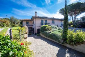 フォンテブランダにあるAffitti Brevi Toscana - Villa Chicの石造りの私道のある家