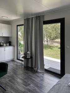 Fotografie z fotogalerie ubytování TINY HOUSE mezi sklepy v destinaci Kobylí