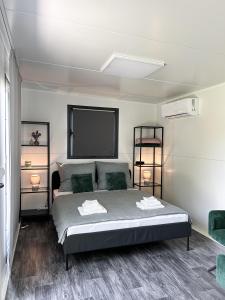 Postel nebo postele na pokoji v ubytování TINY HOUSE mezi sklepy