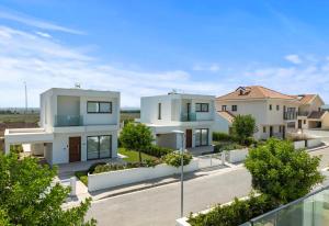 una imagen de una villa en un suburbio en Serenity Waves Villa 22, en Lárnaca