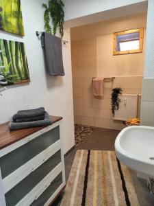 ein Badezimmer mit Waschbecken, Badewanne und Toilette in der Unterkunft Ferienwohnungen Auetal in Kucksdorf
