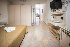TV a/nebo společenská místnost v ubytování FabView Studio Apartments