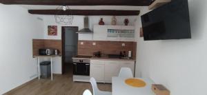 Kuchyňa alebo kuchynka v ubytovaní Szigligeti Panoráma Apartmanház + 14 fotografií