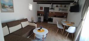 Kuchyň nebo kuchyňský kout v ubytování Szigligeti Panoráma Apartmanház