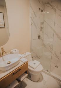 Bagno di Jules & Laurent Hotel Contemporaneo