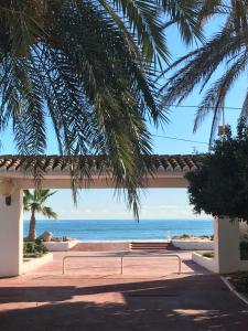 ein Blick auf das Meer vom Strand aus in der Unterkunft Panorama Azul Apartment in El Puig