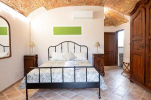 a bedroom with a bed in a room at Acero Rosso in Moncalvo